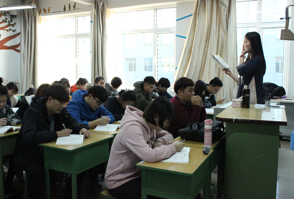 公司召开影视艺术分院孟佳澍同学见义勇为先进事迹表彰奖励暨报告大会