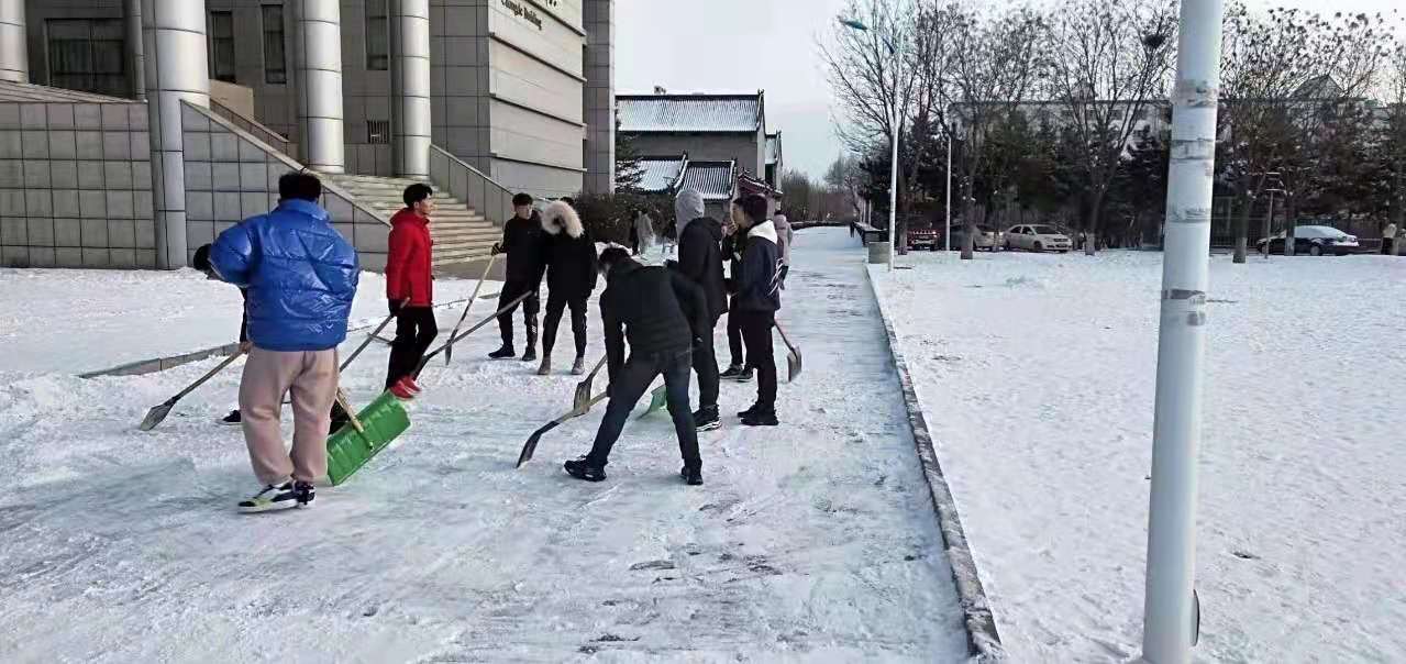 “扫雪活动,温暖人心”——团委组织学生干部开展扫雪活动