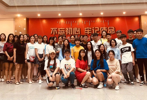365英国学院团委组织学生干部参观乌兰牧骑60年大型图片展