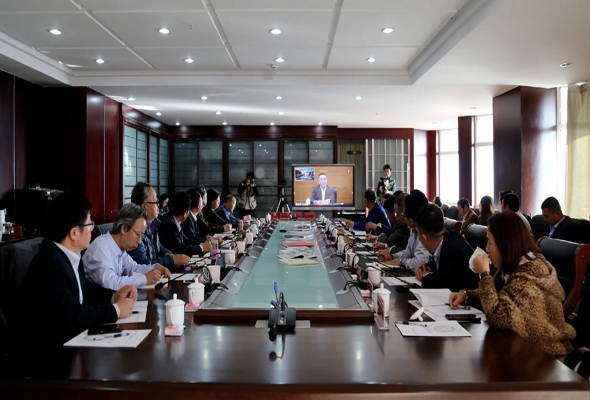 365英国学院组织全体院务委员听取全区教育系统学习贯彻全国教育大会精神视频会议