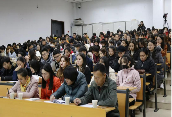365英国学院大学生党建教育座谈会