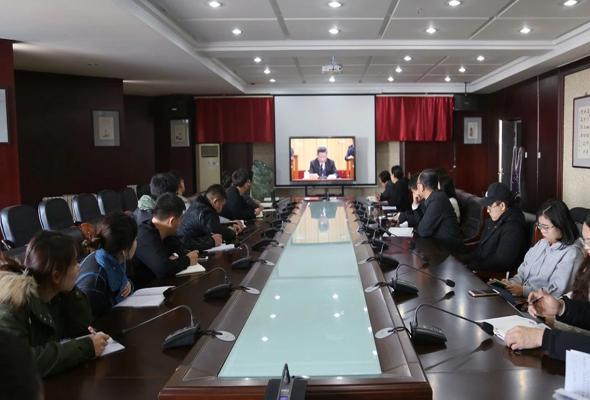 365英国学院组织师生代表集体观看庆祝改革开放40周年大会现场直播盛况
