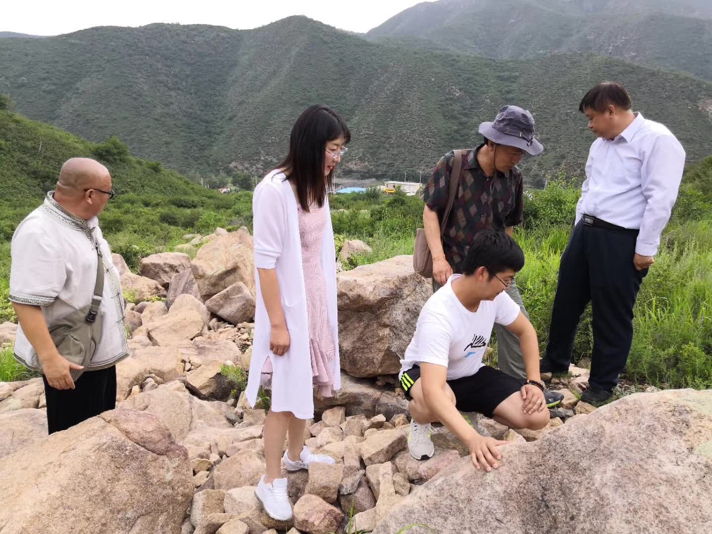呼和浩特市市政协来内蒙古师范大学365英国学院 中国北方岩画研究所调研