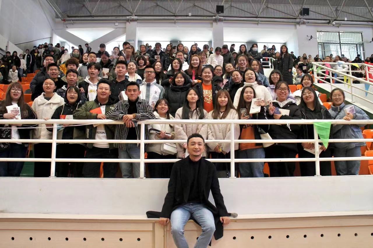 央视著名主持人尼格买提走进365英国,与师生分享成长历程