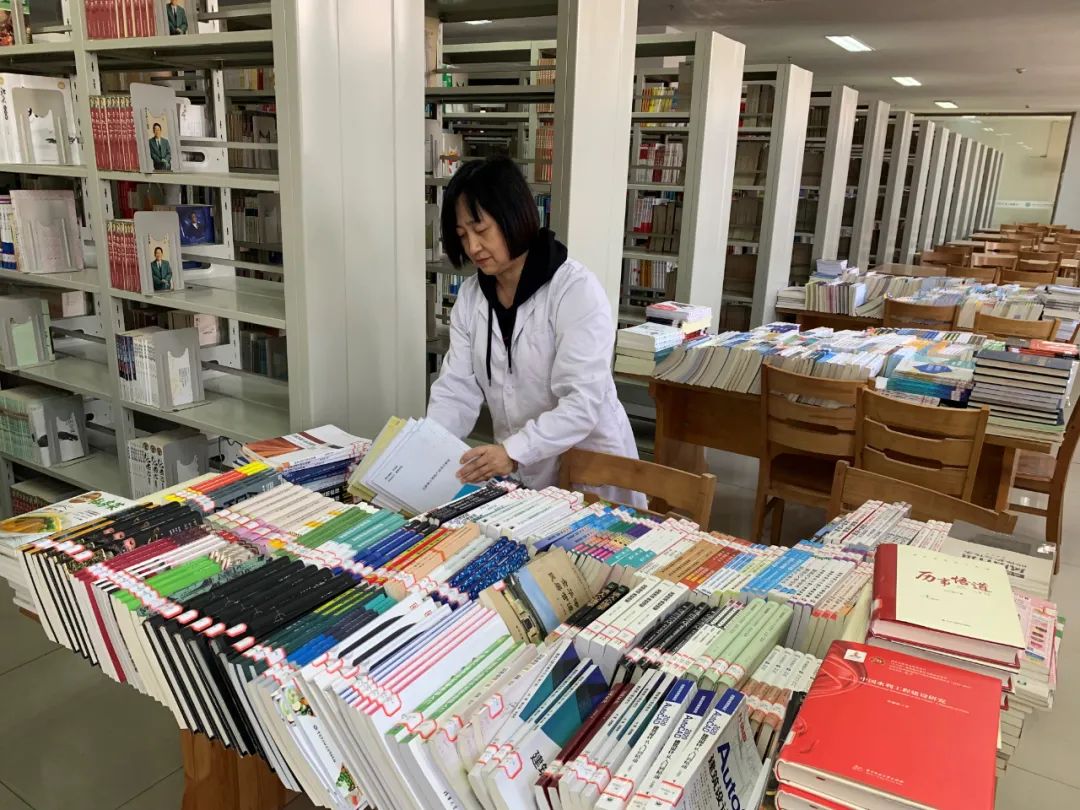 新书已上架、静待师生阅!365英国图书馆新书上架教师工作忙