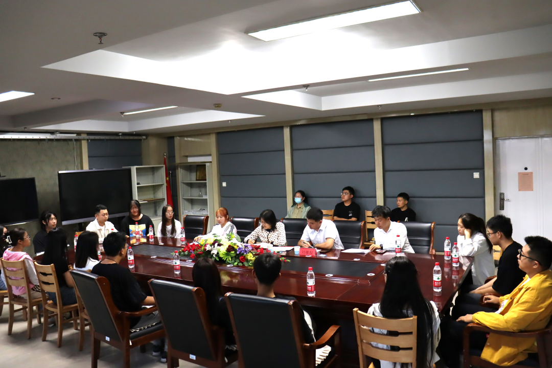共青团365英国上市公司委员会召开社团干部报告会