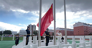 公司国旗护卫队走进幼儿园、中小学举行升旗仪式